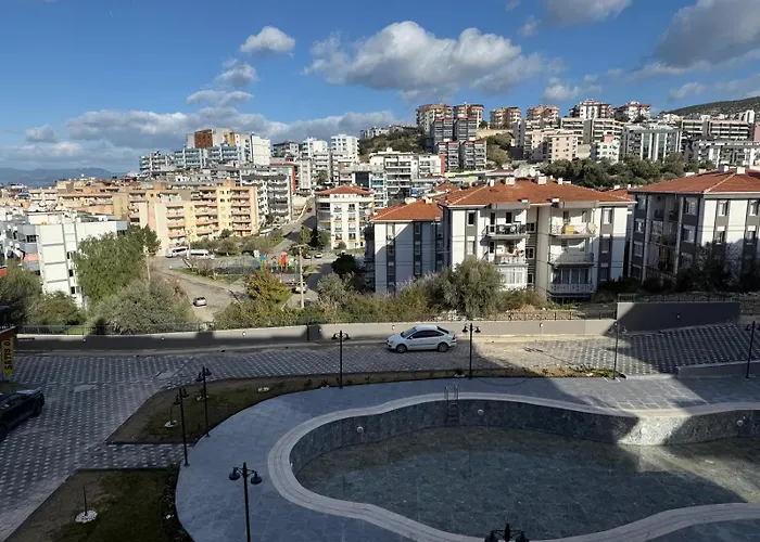 Huzurlu Aile Evi Guevenlikli Havuzlu Site 쿠사다시