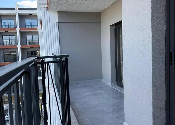 아파트 Huzurlu Aile Evi Guevenlikli Havuzlu Site 쿠사다시