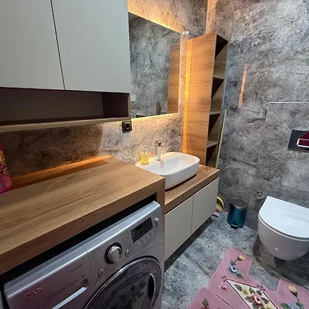 Apartman Huzurlu Aile Evi Guevenlikli Havuzlu Site Kusadası