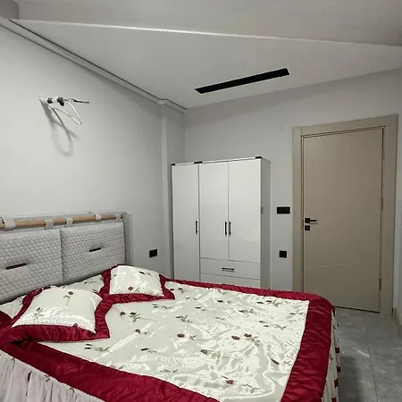 Huzurlu Aile Evi Guevenlikli Havuzlu Site 公寓 库萨达斯