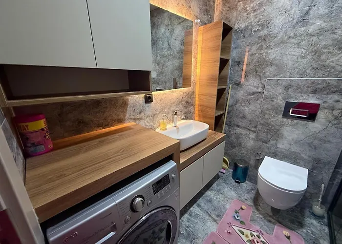 Apartman Huzurlu Aile Evi Guevenlikli Havuzlu Site Kusadası