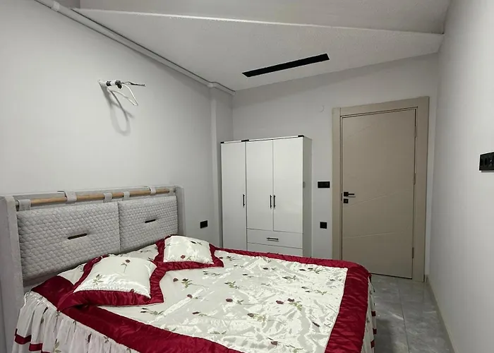 Huzurlu Aile Evi Guevenlikli Havuzlu Site Apartman Kusadası