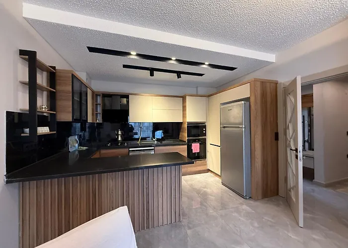 Huzurlu Aile Evi Guevenlikli Havuzlu Site Кушадасы