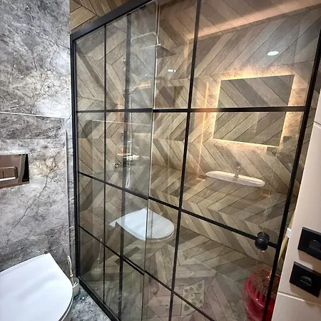 Huzurlu Aile Evi Guevenlikli Havuzlu Site Kusadası
