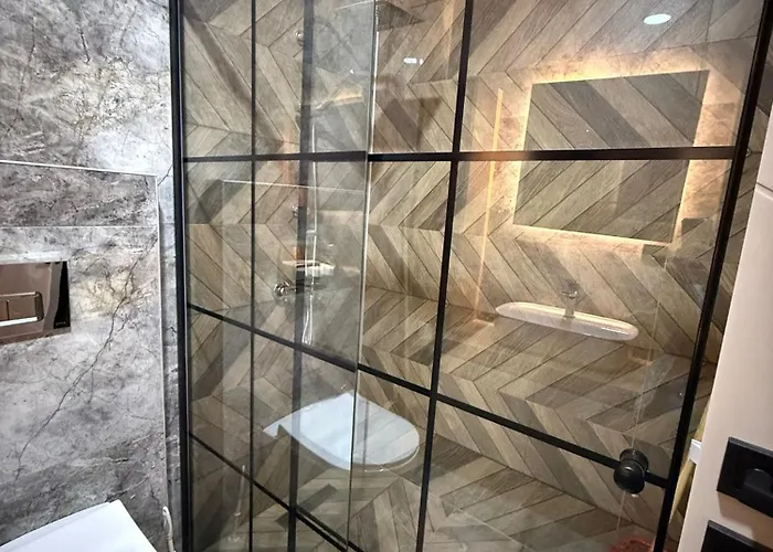 Huzurlu Aile Evi Guevenlikli Havuzlu Site كوشاداسيه